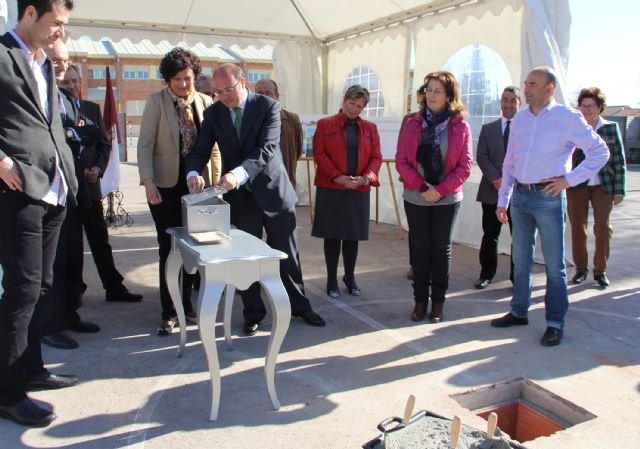 La Alcaldesa y el Consejero de Educación colocan la primera piedra de la nueva Escuela Infantil que se construirá junto al CEIP Asunción Jordán - 2, Foto 2