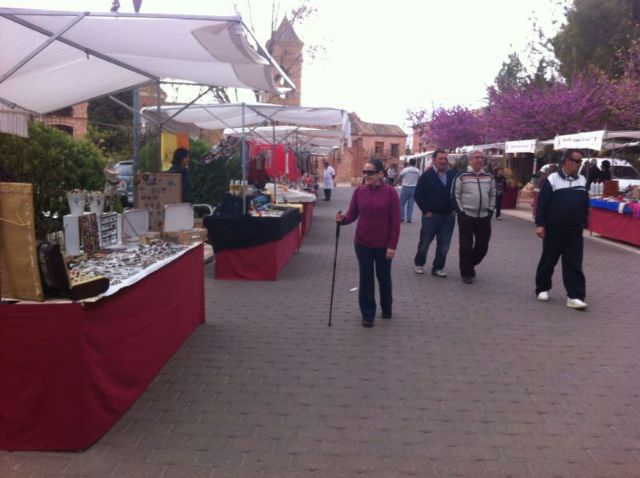 El mercado artesano de La Santa vuelve a atraer a las inmediaciones del santuario a decenas de visitantes
