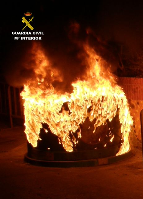 La Guardia Civil detiene a cuatro jóvenes por quemar una veintena de contenedores en Santomera - 1, Foto 1