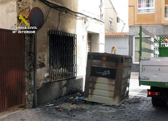 La Guardia Civil detiene a cuatro jóvenes por quemar una veintena de contenedores en Santomera - 3, Foto 3