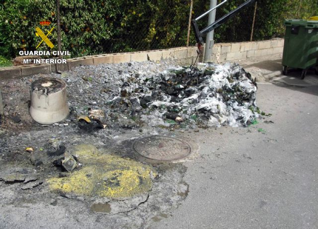 La Guardia Civil detiene a cuatro jóvenes por quemar una veintena de contenedores en Santomera - 5, Foto 5