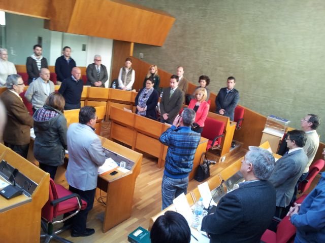 El Pleno del Ayuntamiento de Lorca guarda un minuto de silencio en memoria de Adolfo Suárez - 1, Foto 1