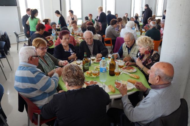 La Semana Cultural del Centro de Día de las Personas Mayores torreño arranca con una gran comida de convivencia - 2, Foto 2