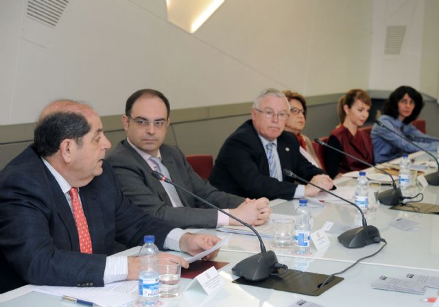 Ángel Manuel Gómez Espada gana el Premio de Poesía Dionisia García de la Universidad de Murcia - 1, Foto 1