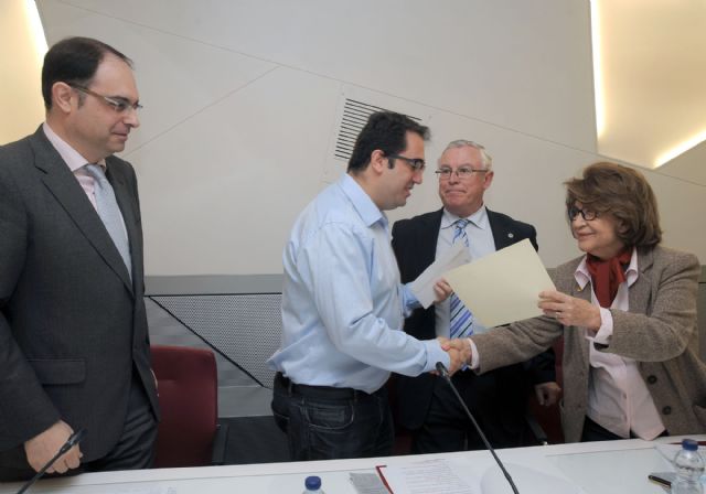Ángel Manuel Gómez Espada gana el Premio de Poesía Dionisia García de la Universidad de Murcia - 2, Foto 2