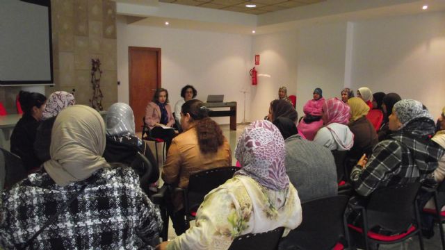 Servicios Sociales imparte un taller de prevención de drogodependencias dirigido a las familias inmigrantes - 1, Foto 1