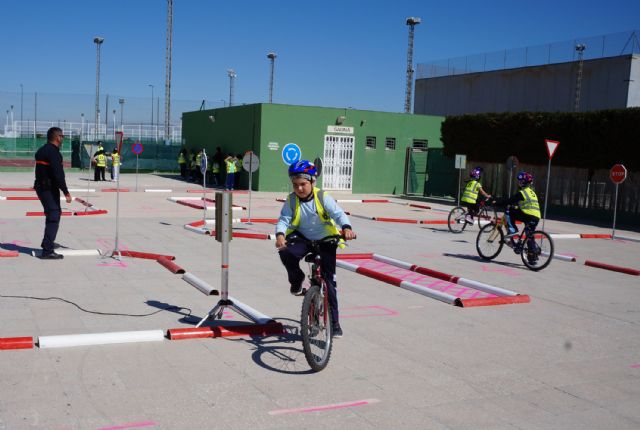 Los escolares torreños disfrutan ya en bici de la parte práctica de la campaña de educación vial - 1, Foto 1