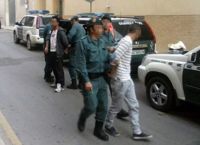 La Guardia Civil detiene a tres personas que transportaban más de medio kilo de hachís oculto en 'dobles fondos' de un turismo - 1, Foto 1