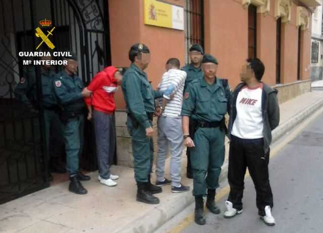La Guardia Civil detiene a tres personas que transportaban más de medio kilo de hachís oculto en 'dobles fondos' de un turismo - 2, Foto 2