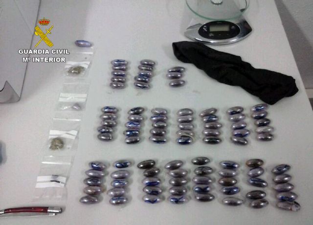 La Guardia Civil detiene a tres personas que transportaban más de medio kilo de hachís oculto en 'dobles fondos' de un turismo - 3, Foto 3