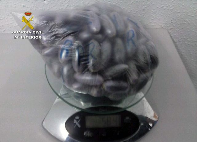 La Guardia Civil detiene a tres personas que transportaban más de medio kilo de hachís oculto en 'dobles fondos' de un turismo - 4, Foto 4