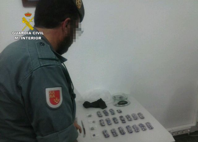La Guardia Civil detiene a tres personas que transportaban más de medio kilo de hachís oculto en 'dobles fondos' de un turismo - 5, Foto 5