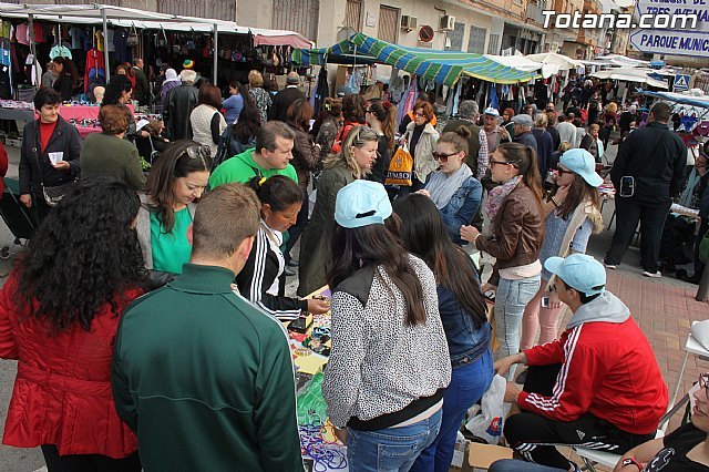 Los alumnos de 4° de la ESO del IES Prado Mayor trasladan el proyecto educativo Mi empresa joven europea al mercadillo semanal, Foto 1