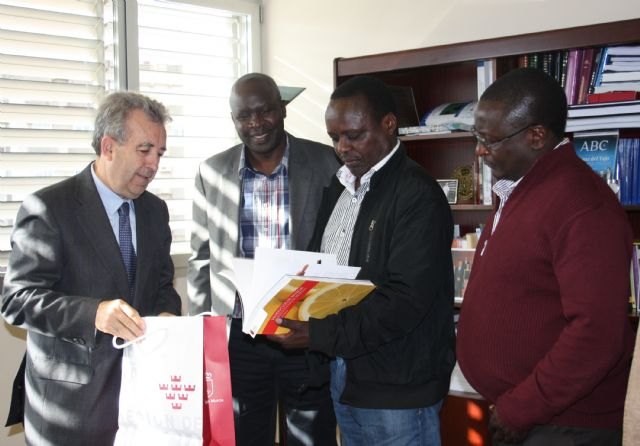 Una delegación de Kenia, encabezada por su embajador, visita la Región para conocer la tecnología agrícola y los sistemas de riego - 1, Foto 1
