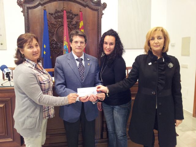 Los vecinos de la pedanía lorquina de Doña Inés donan a la Mesa Solidaria de Lorca 1.000€ de la subvención municipal de sus fiestas que cancelaron en 2011 por los seísmos - 1, Foto 1