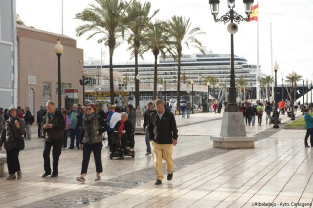 Dos cruceros con dos mil trecientos turistas llegan al Puerto de Cartagena - 2, Foto 2