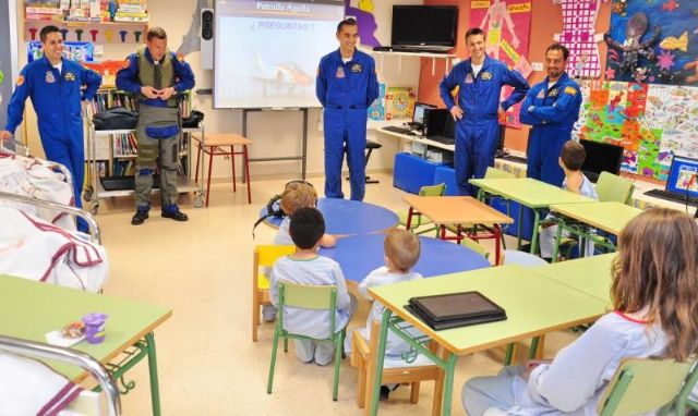 La Patrulla Águila visita las Aulas Hospitalarias de la Arrixaca - 1, Foto 1