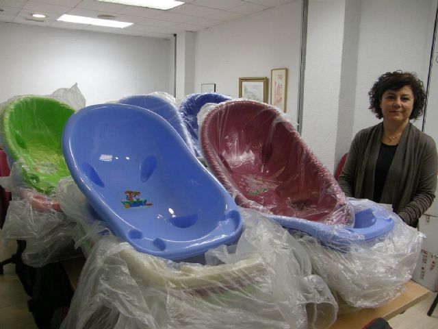 El Ayuntamiento de Lorca retiran del mercado 64 bañeras infantiles de plástico fácilmente rompibles - 1, Foto 1