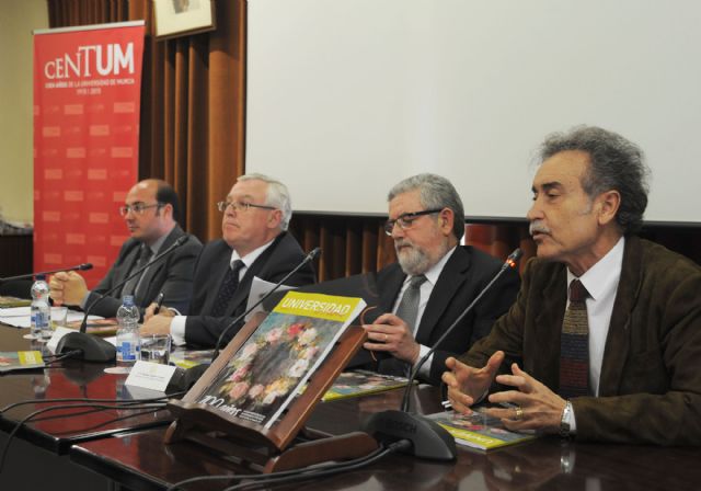 El consejero Pedro Antonio Sánchez destaca la contribución de la Universidad de Murcia al desarrollo regional en acto de revista del centenario - 1, Foto 1