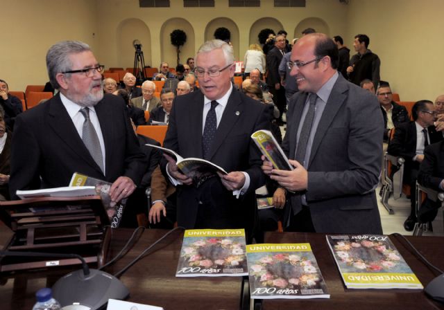 El consejero Pedro Antonio Sánchez destaca la contribución de la Universidad de Murcia al desarrollo regional en acto de revista del centenario - 2, Foto 2