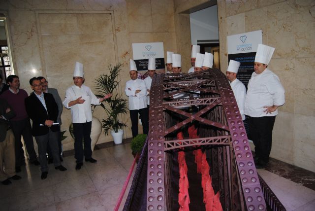 Una reproducción del Puente de Hierro elaborada con 300 kilos de chocolate preside la muestra de artesanía que acoge desde hoy la Delegación del Gobierno, Foto 2