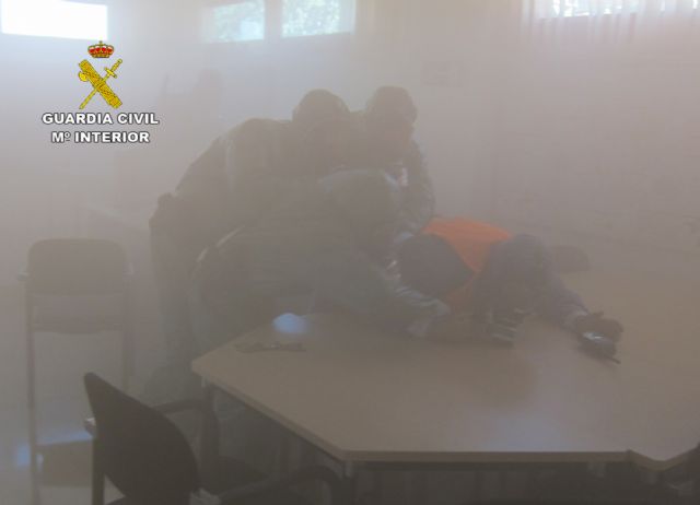 La Guardia Civil realiza un simulacro en una empresa de Escombreras 'tomada' por saboteadores con gas tóxico - 3, Foto 3