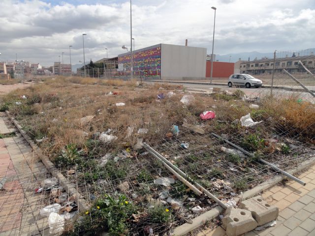 El Grupo Socialista denuncia la imagen lamentable que presenta el entorno del centro juvenil de El Palmar - 1, Foto 1