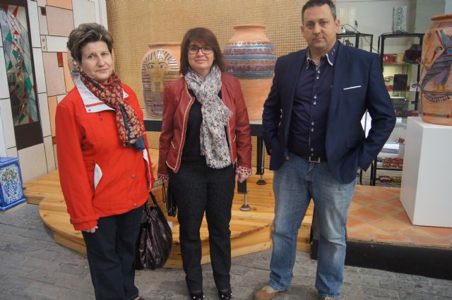 Autoridades municipales asisten a la inauguración de la muestra de Alfar Tudela en el Centro Regional de Artesanía, Foto 1