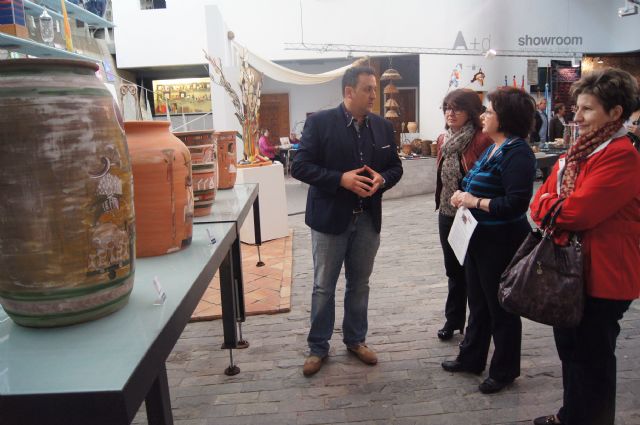 Autoridades municipales asisten a la inauguración de la muestra de Alfar Tudela en el Centro Regional de Artesanía, Foto 4