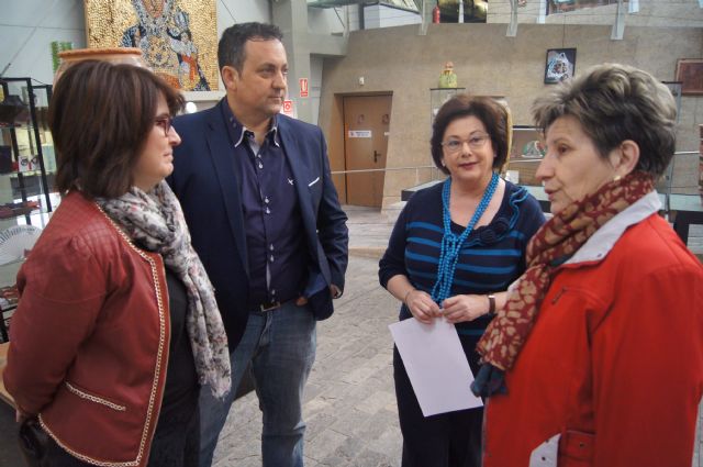 Autoridades municipales asisten a la inauguración de la muestra de Alfar Tudela en el Centro Regional de Artesanía, Foto 6