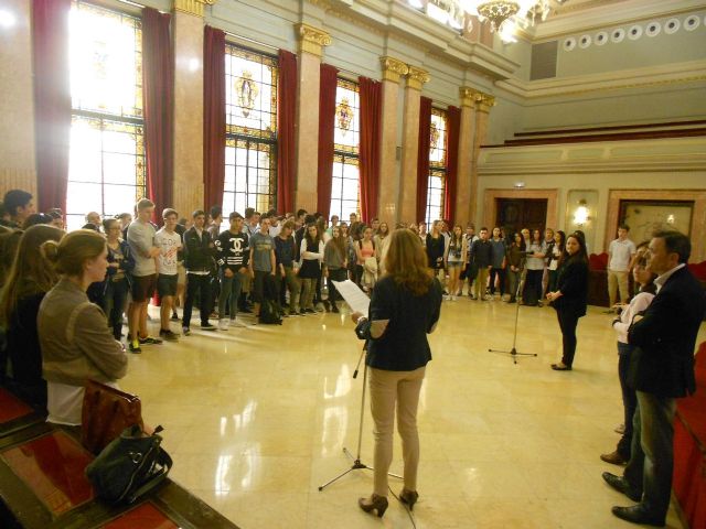 María Dolores Sánchez recibe a estudiantes del IES Cascales y de centros educativos de Noruega, Holanda, Eslovaquia y Alemania que participan en un proyecto Comenius - 1, Foto 1