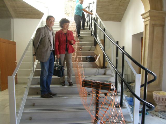 El Ayuntamiento de Lorca instala un salvaescaleras - 1, Foto 1