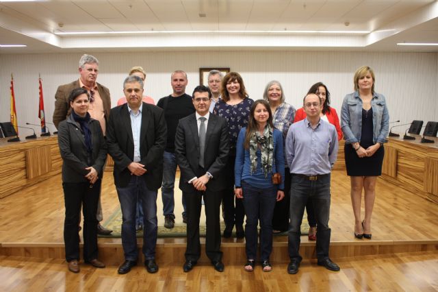 El alcalde de Torre-Pacheco recibe a los miembros del proyecto europeo que promueve el conocimiento de la profesión del cuidador - 1, Foto 1