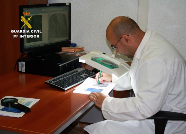 El Laboratorio de Criminalística de la Guardia Civil identifica a 178 autores de hechos delictivos por huellas durante 2013 - 1, Foto 1