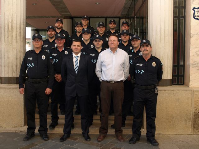 La plantilla de la PL de Ceutí junto al alcalde y el concejal de Seguridad Ciudadana, Foto 1