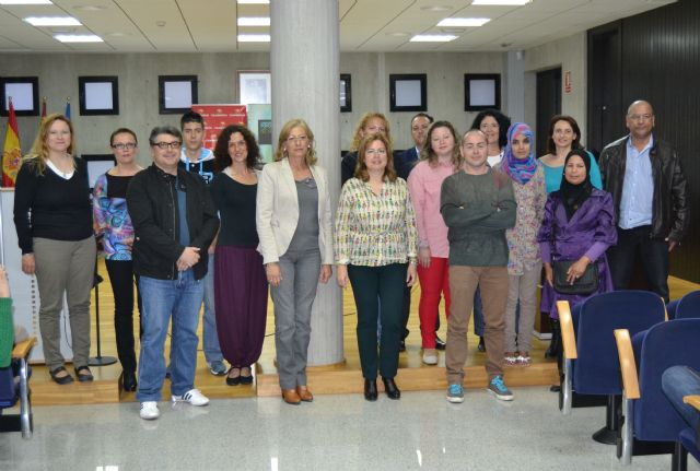 Los alumnos de la Universidad Popular obtiene los diplomas del curso escolar 2013-2014 - 1, Foto 1