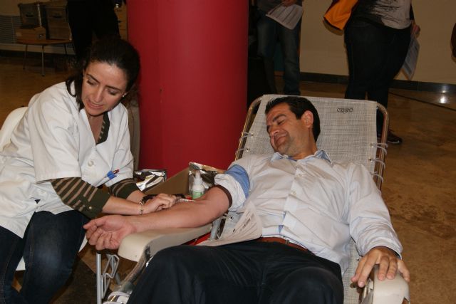 Fran Serrejón y ElPozo Murcia FS colaboran en el cierre de campaña de Donación de Sangre en la Universidad de Murcia - 1, Foto 1
