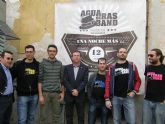 El grupo de raíces lorquinas 'Agua de Ras Band' presenta este sábado a las 17:30 horas su primer disco 'Una noche más .' en la calle Corredera