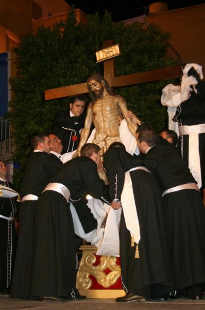 El acto del Desenclavamiento, único en la Región de Murcia, la Pasión Viviente y el procesionar de los pasos de Salzillo congregan a miles de personas en Lorquí - 1, Foto 1