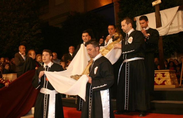 El acto del Desenclavamiento, único en la Región de Murcia, la Pasión Viviente y el procesionar de los pasos de Salzillo congregan a miles de personas en Lorquí - 2, Foto 2