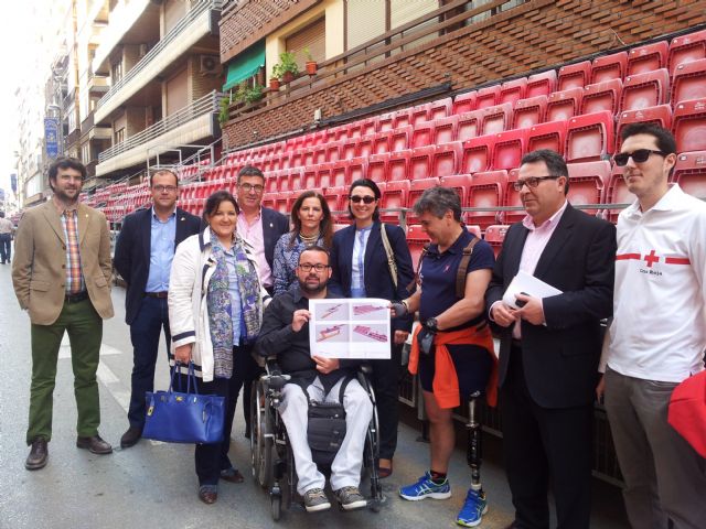Ayuntamiento de Lorca y Cruz Roja ponen en marcha este año un nuevo servicio para ayudar a las personas con dificultades de movilidad a acceder a los palcos de Semana Santa - 1, Foto 1