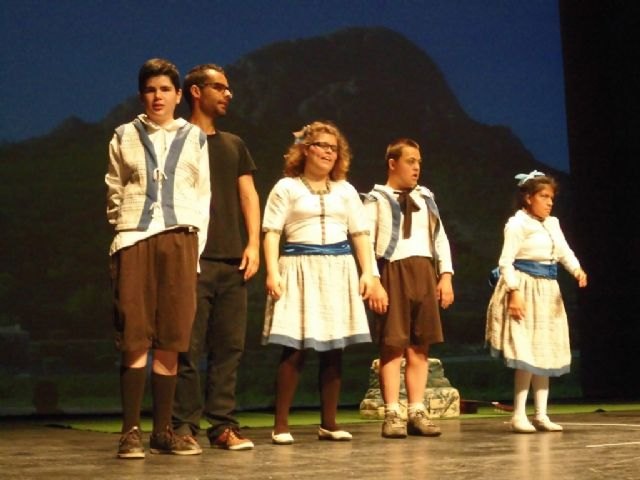 Castaño subraya la labor sobresaliente de Ascopas con la representación de ´Sonrisas y Lágrimas´ - 1, Foto 1