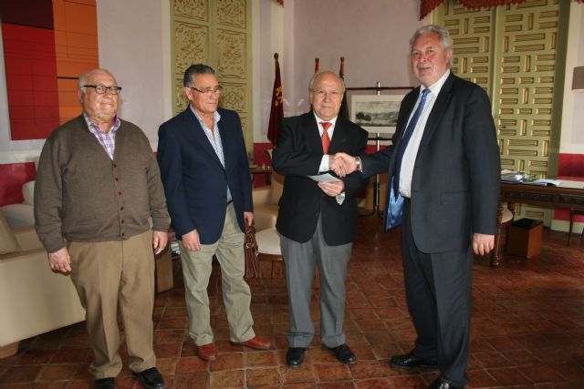 El Ayuntamiento entrega 13.000 euros a la Junta Central de Cofradías de Semana Santa - 1, Foto 1