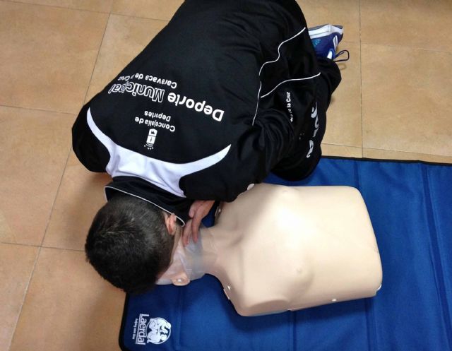 La concejalía de Deportes forma a su personal en soporte vital y manejo de desfibrilador - 1, Foto 1