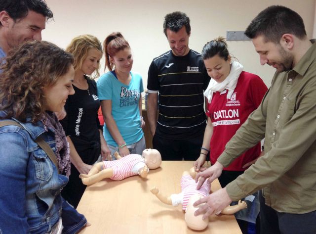 La concejalía de Deportes forma a su personal en soporte vital y manejo de desfibrilador - 2, Foto 2
