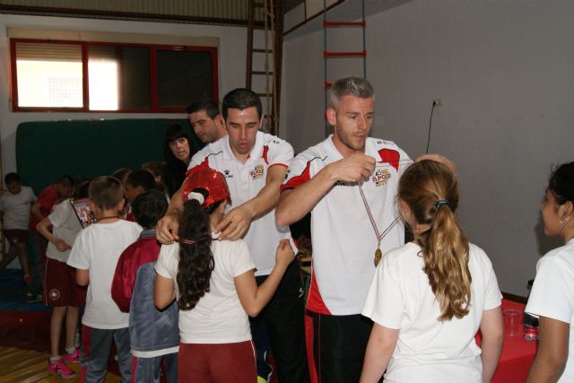 Miguelín y José Ruiz entregan medallas al deporte escolar a los alumnos del colegio Torre Salinas - 1, Foto 1