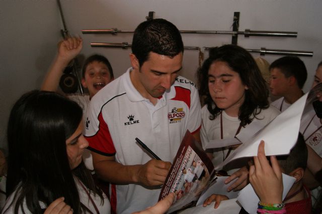 Miguelín y José Ruiz entregan medallas al deporte escolar a los alumnos del colegio Torre Salinas - 3, Foto 3