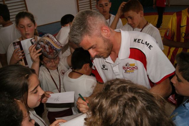 Miguelín y José Ruiz entregan medallas al deporte escolar a los alumnos del colegio Torre Salinas - 4, Foto 4