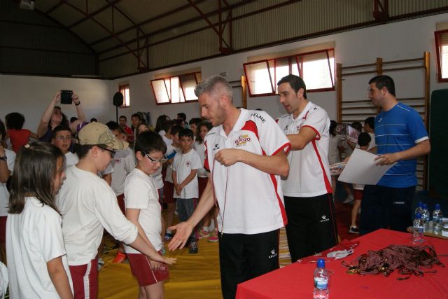 Miguelín y José Ruiz entregan medallas al deporte escolar a los alumnos del colegio Torre Salinas - 5, Foto 5