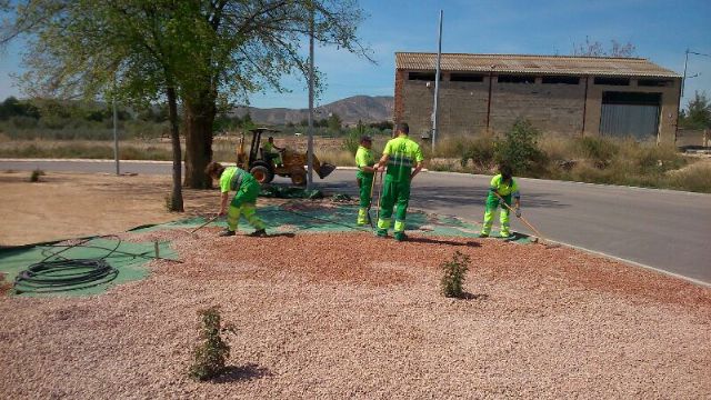 Jardines ultima los trabajos de ajardinamiento de la rotonda de San Agustín - 1, Foto 1
